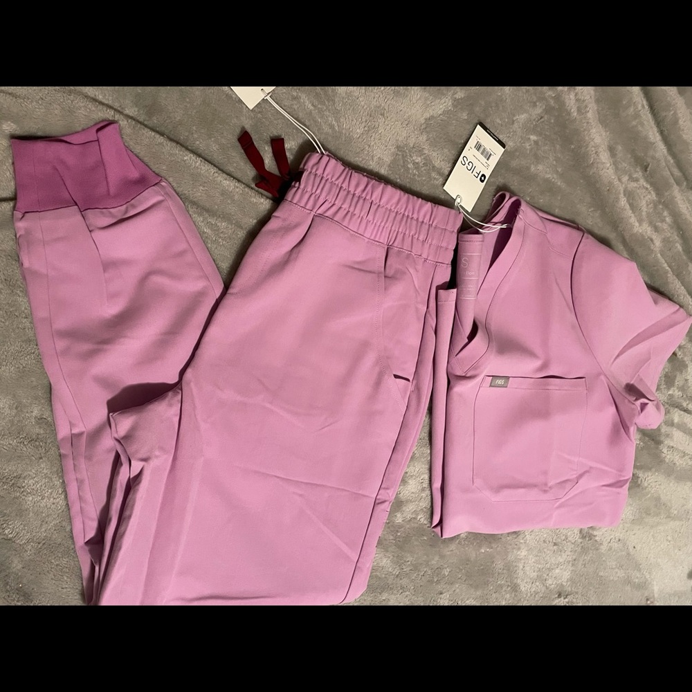 FIGS woman’s scrub set in Iris.